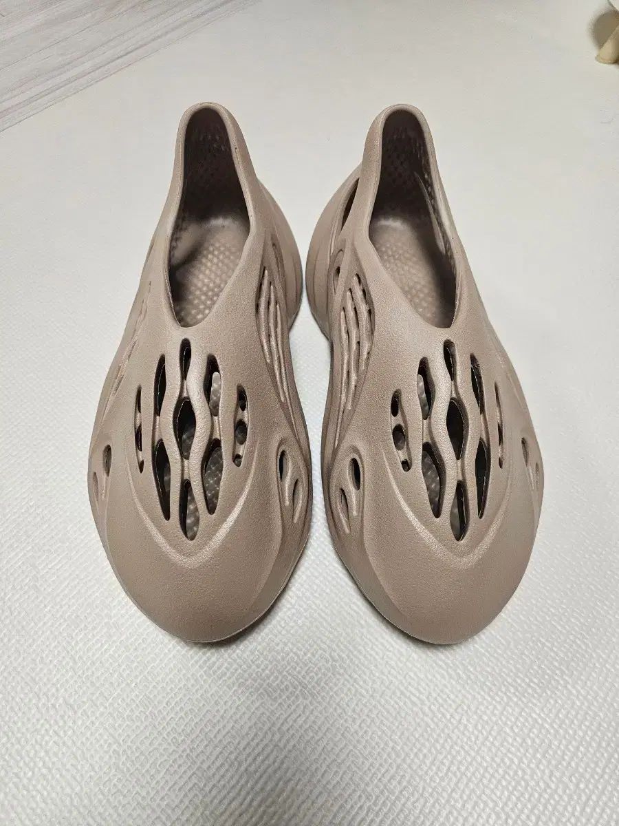 アディダス イージー フォーム ランナー オークル 285