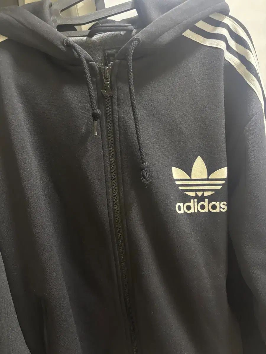 アディダス ブラック フードジップアップ M