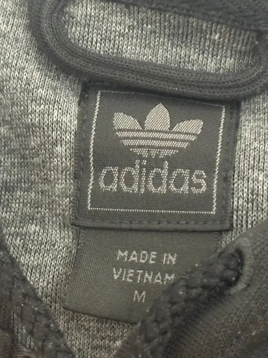 アディダス ブラック フードジップアップ M