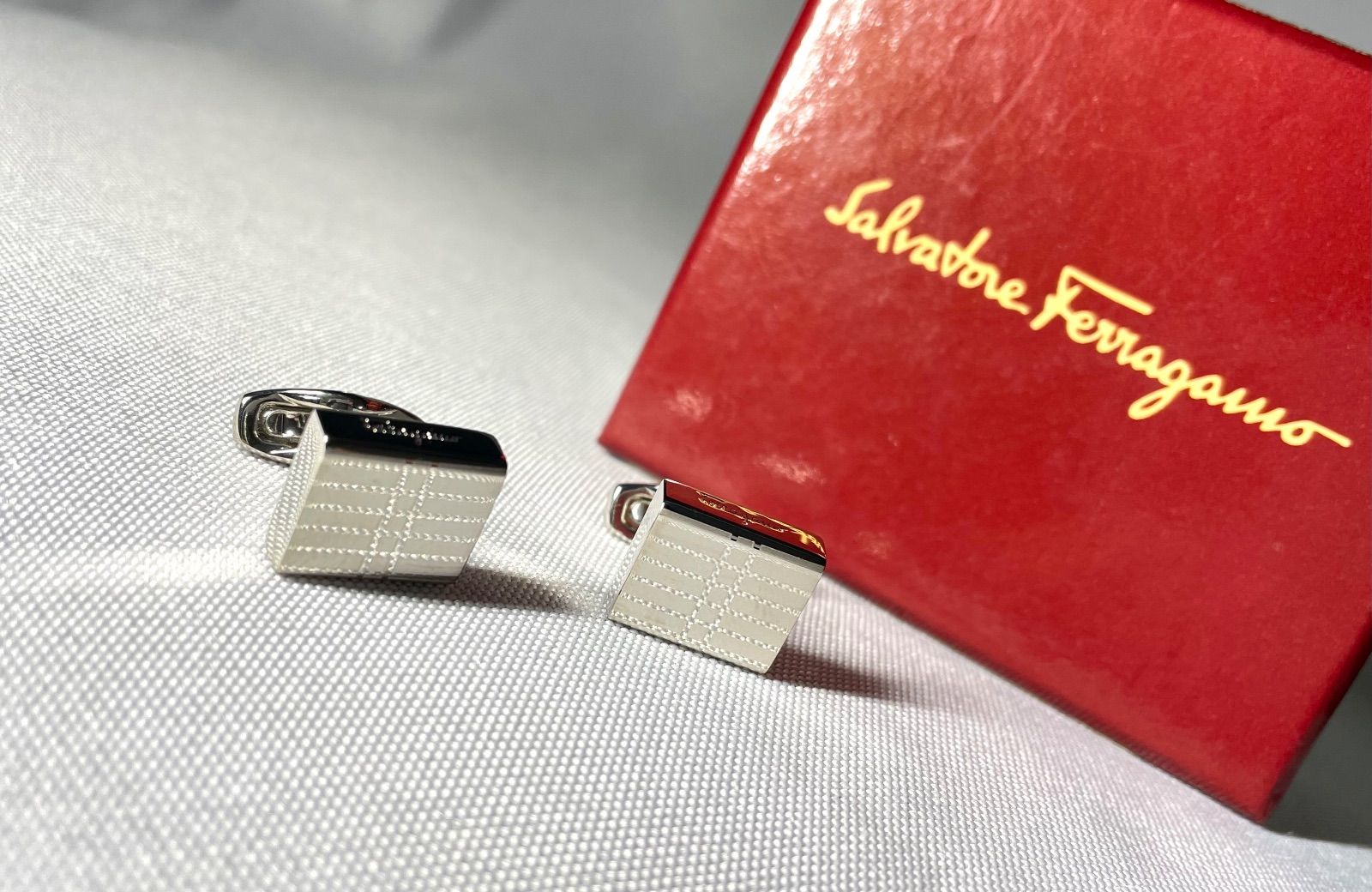 Salvatore Ferragamo サルヴァトーレフェラガモ サイドブランドロゴ - グリッドライン カフス シルバー カフリンクス ボタン 箱有