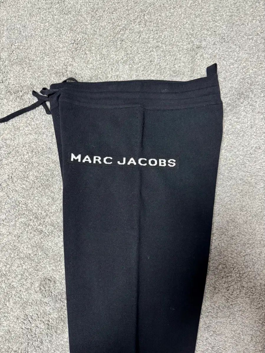 MARCJACOBS ブラック ロゴ ジョガーパンツ
