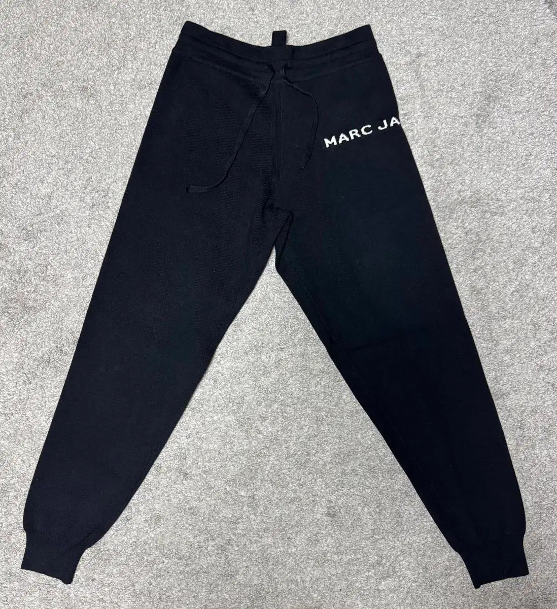 MARCJACOBS ブラック ロゴ ジョガーパンツ