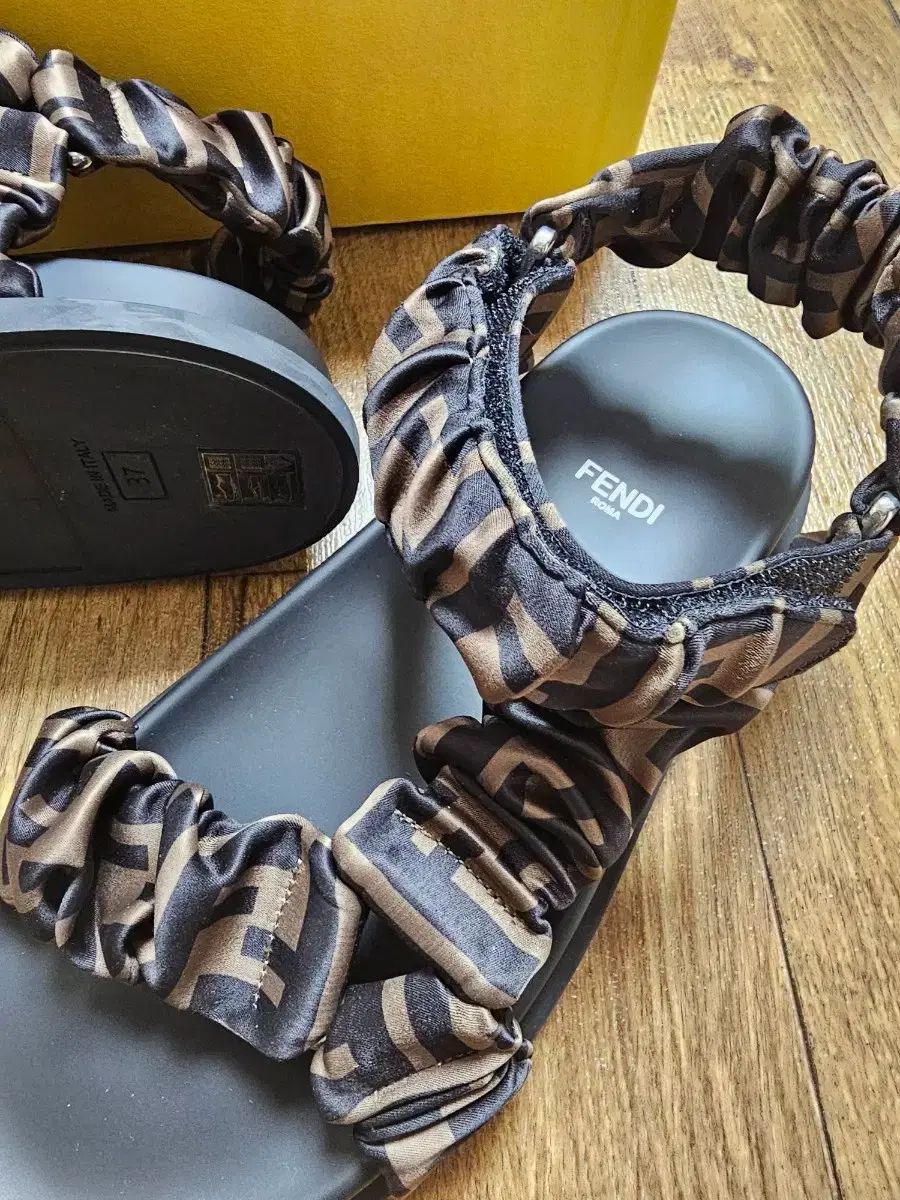  フェンディ FENDI フィール サテン サンダル ブラウン 夏 スリッパ サンダル サンダル ミュール