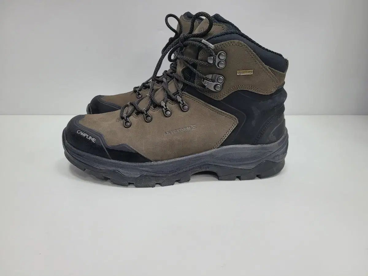 登山靴 アニーストーム