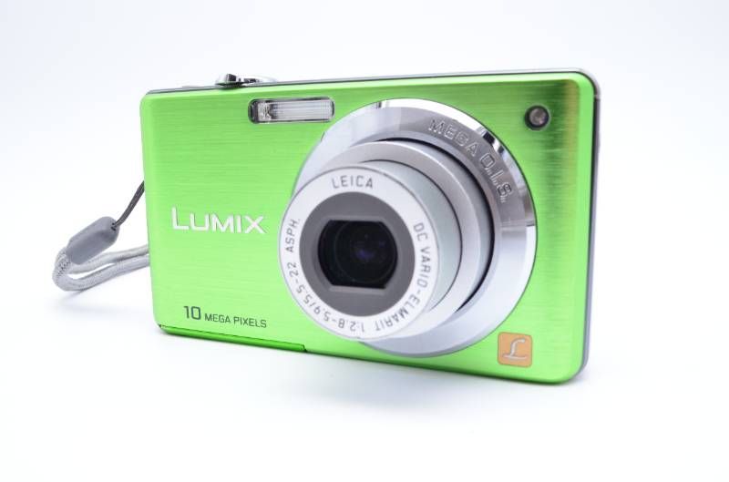 コンパクトデジタルカメラ