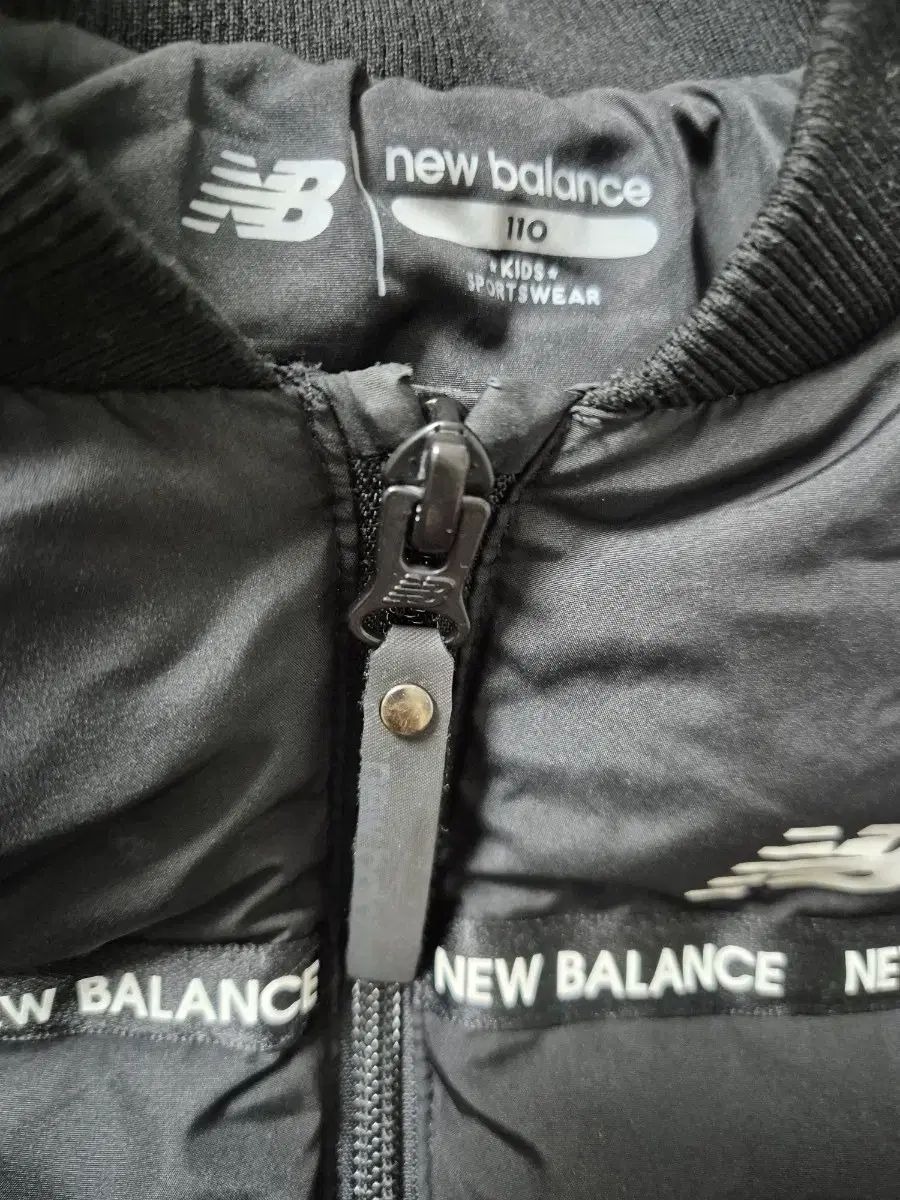 ニューバランス ダウン ベスト キッズ Balance New 0 ダウンベスト グースダウンベスト 軽量 ブラック ボーイズ 男の子 袖なし 防寒 ニューバランスゴルフ