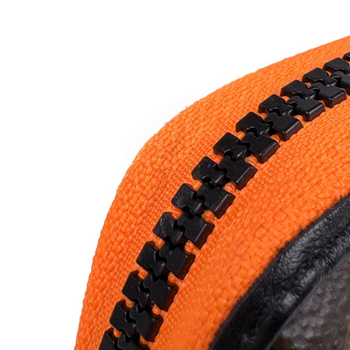 モノグラム ブラウン