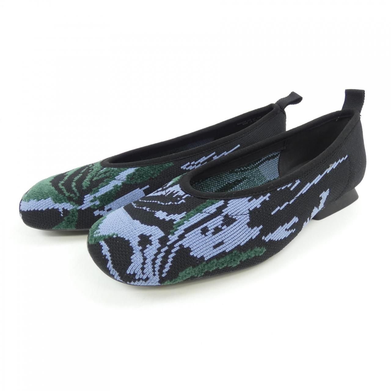 フラットシューズ