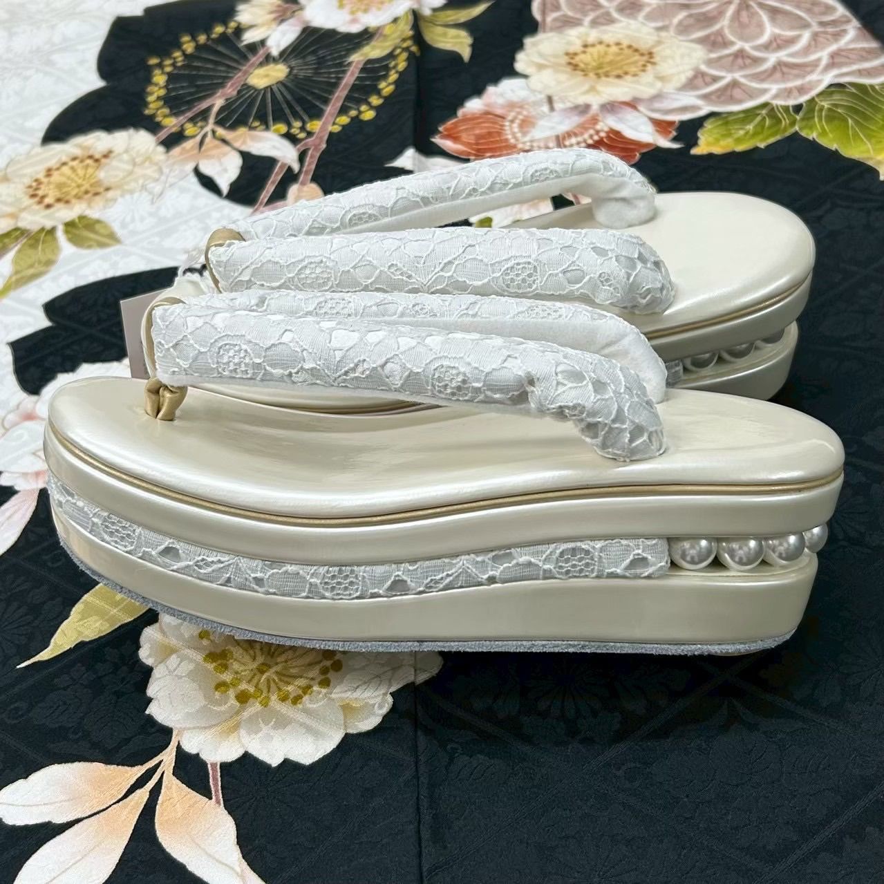 草履 厚底 厚底草履 こっぽり 鼻緒 レース レース鼻緒 パール かかとパール ホワイト 白の草履 ヒール草履 フォーマル 振袖 成人式 卒業式 女性 入学式 袴 結婚式 礼装 晴れの日 ママ振袖 大人 痛くない草履 レディース