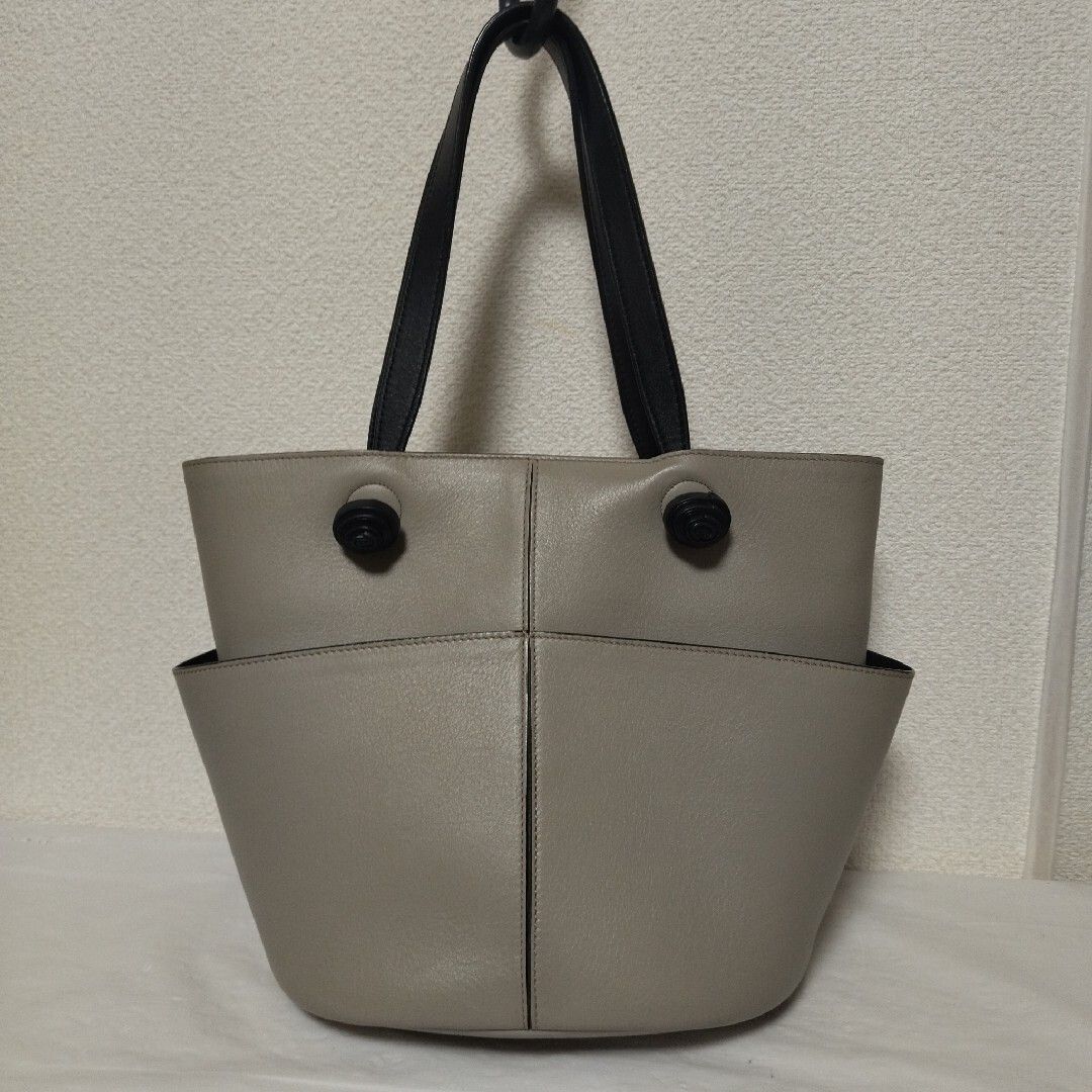 トッズ タッセル ディティール トートバッグ ベージュ ブラック