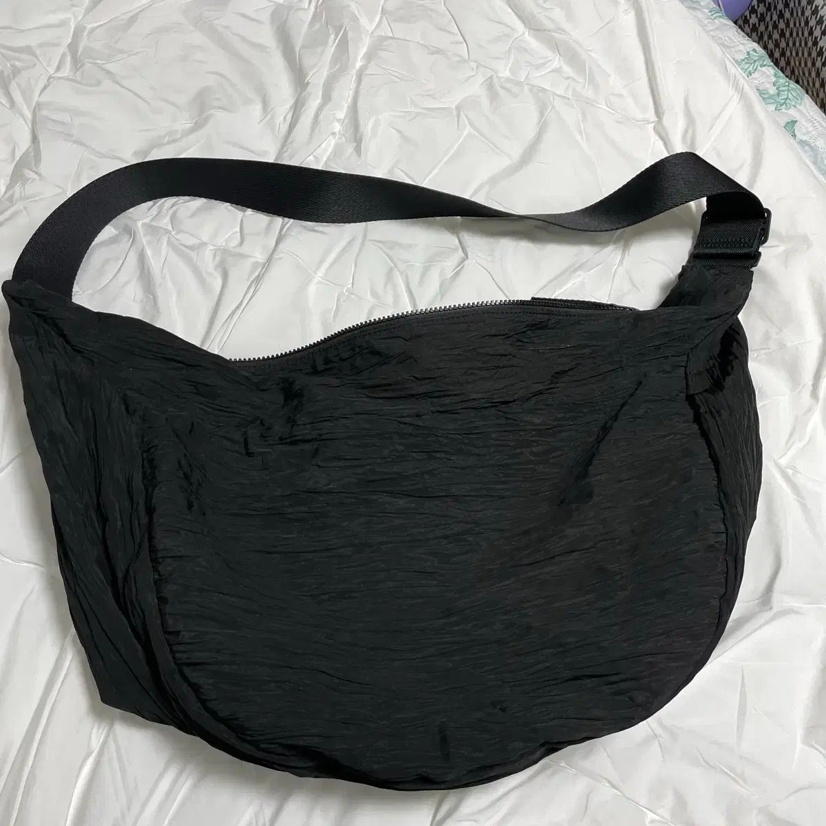 COS コス スモークド クロスボディーバッグ ブラック