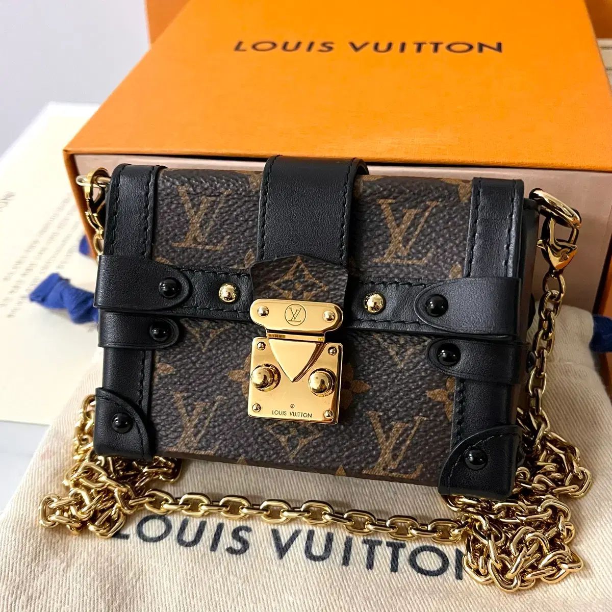 S 級 ルイヴィトン ESSENTIALS エッセンシャルズ トランク モノグラム チェーン クロスバック バッグ