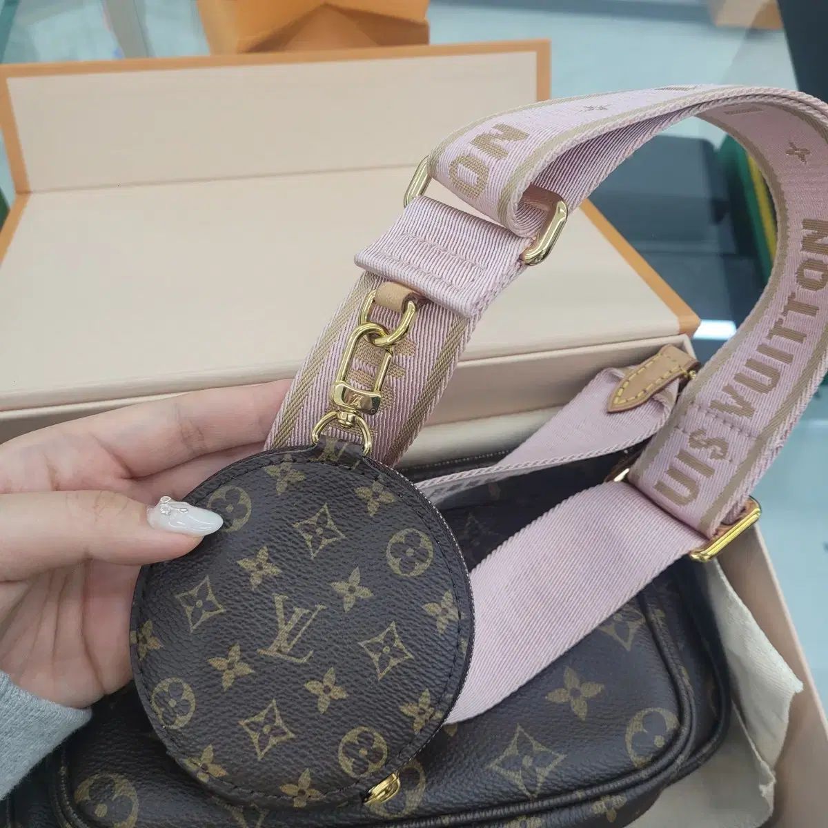 ルイヴィトン マルチポシェット ムン スア