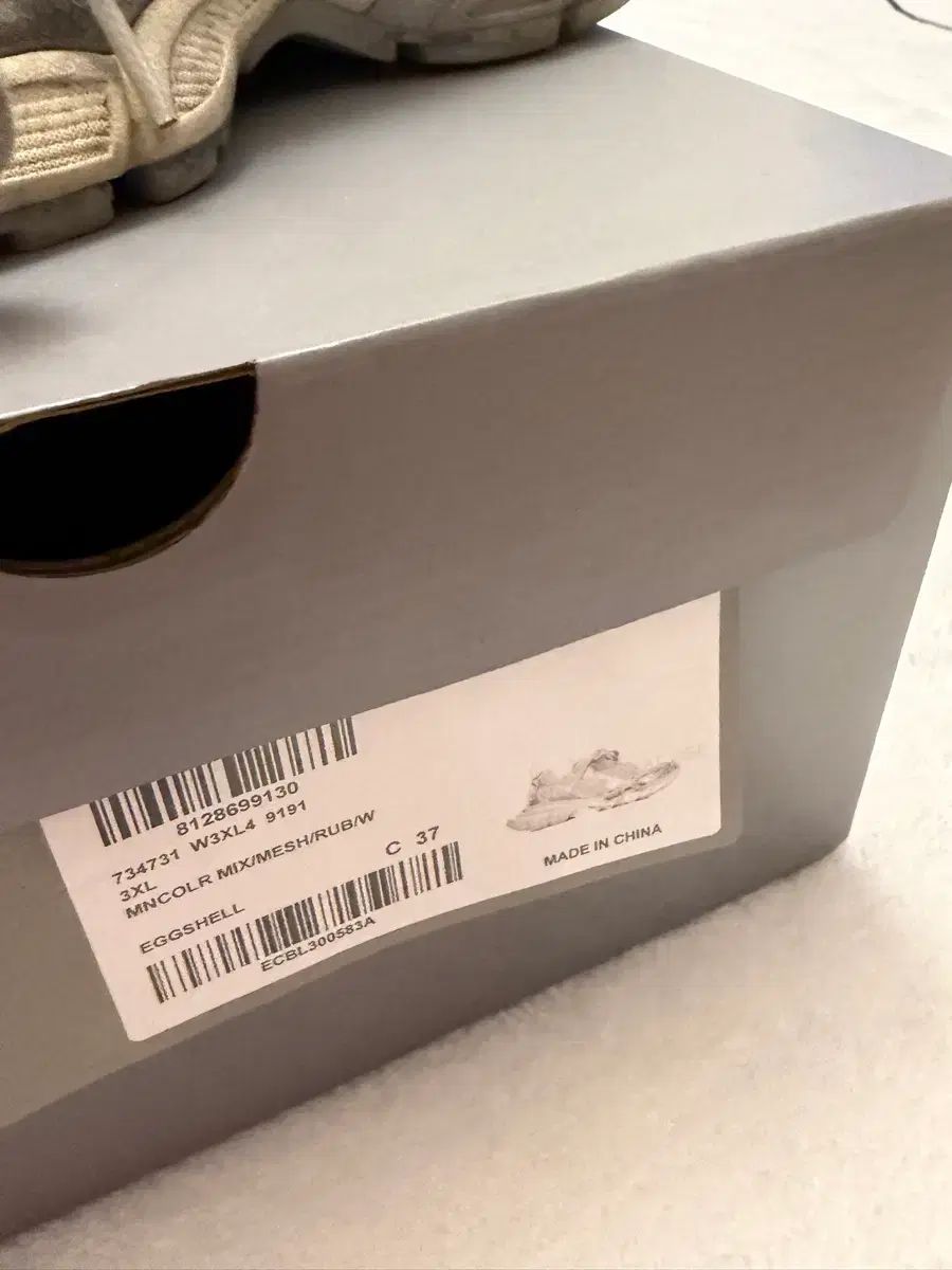 バレンシアガ 3 xl エッグシェル 37