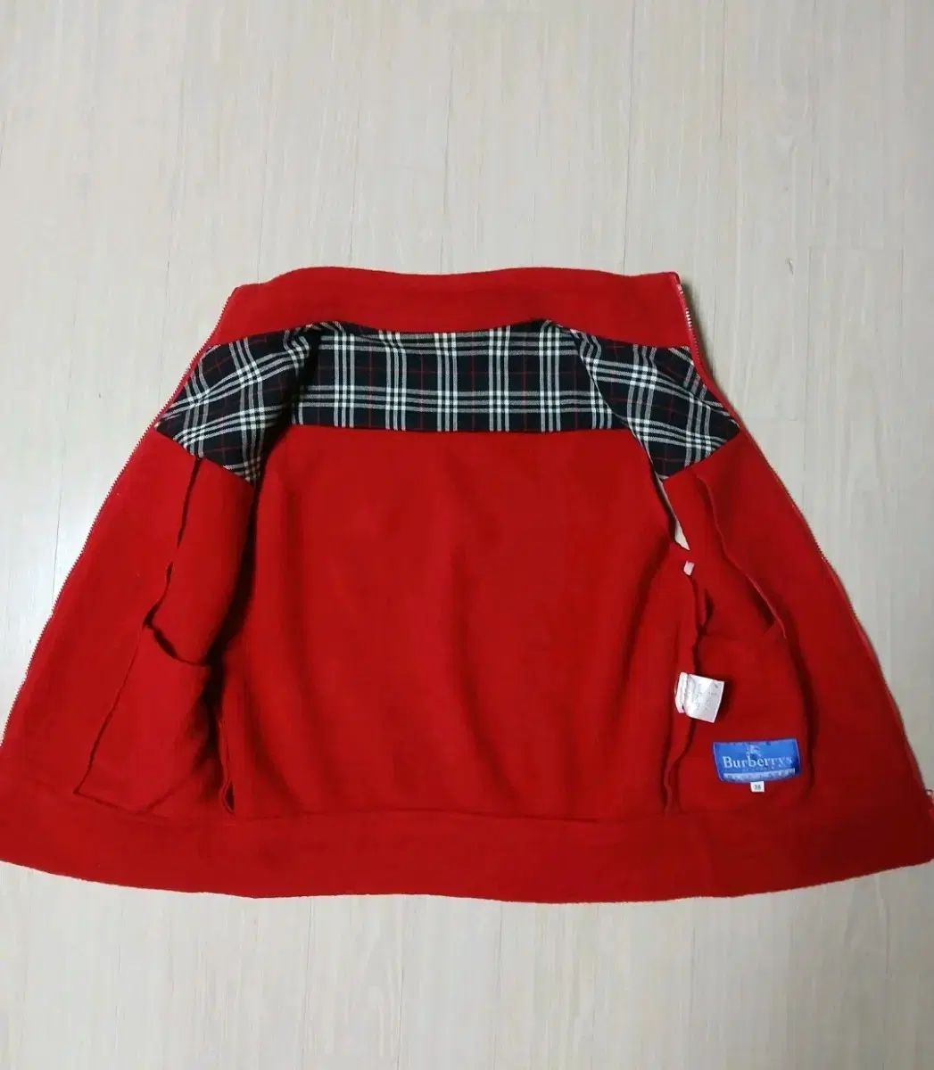 バーバリー 赤 フリース ベスト