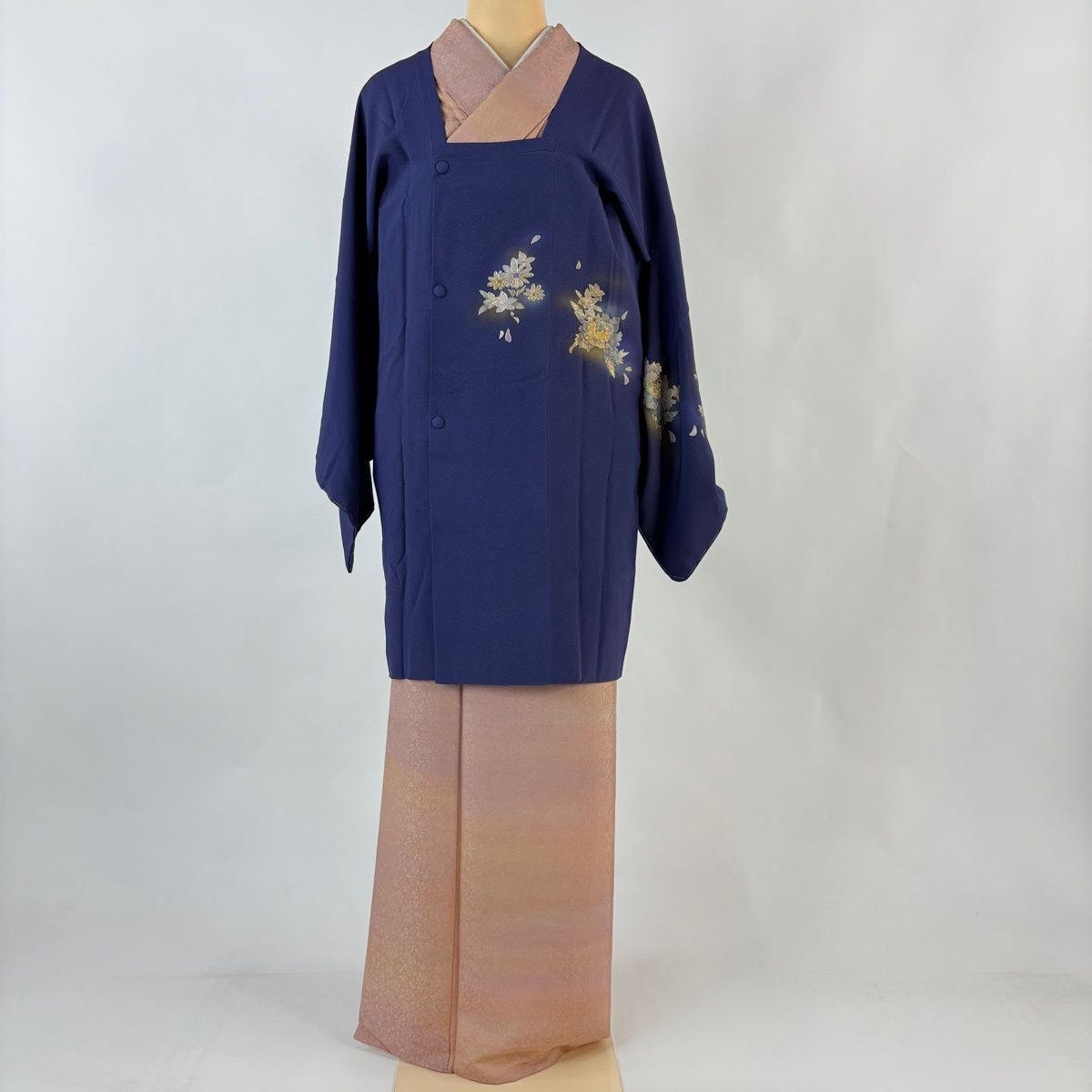 道行 身丈88.5 cm 裄丈65.5 M 和装コート 角衿 落款 牡丹 菊 金銀彩 ぼかし 青紫 正絹 秀品