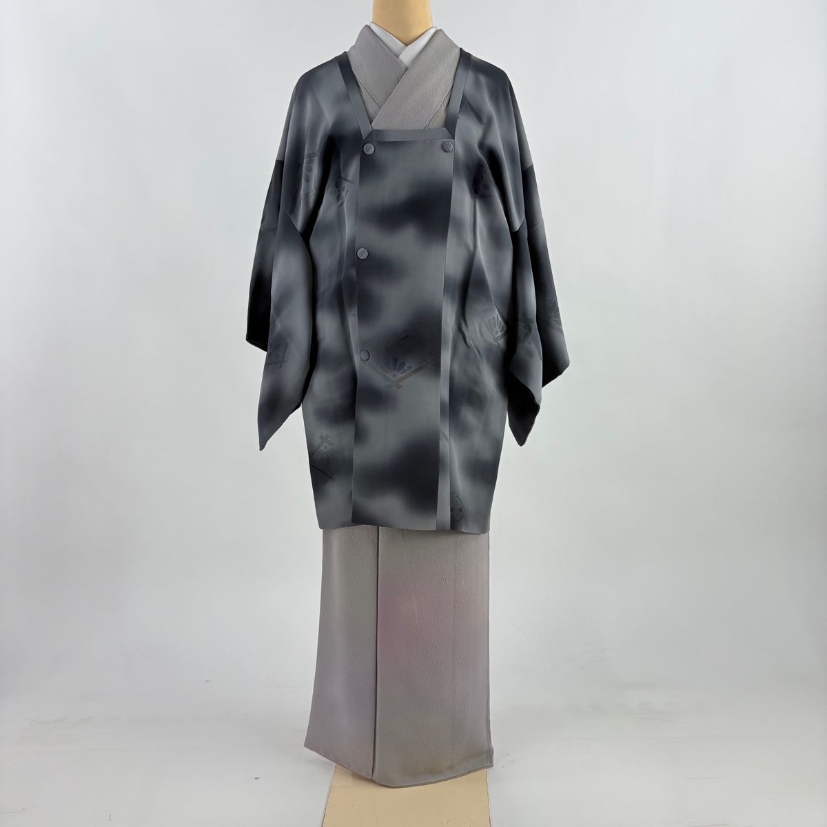 道行 身丈87.5 cm 裄丈64.5 M 和装コート 角衿 菱 花 ぼかし 銀糸 灰色 正絹 秀品