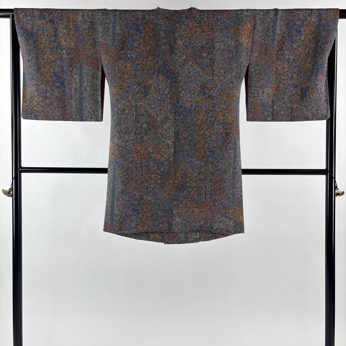 道行 身丈91 cm 裄丈66 5 M 和装コート 角衿 ますいわ屋 草花 七宝 縮緬 金彩 灰紫 正絹 秀品