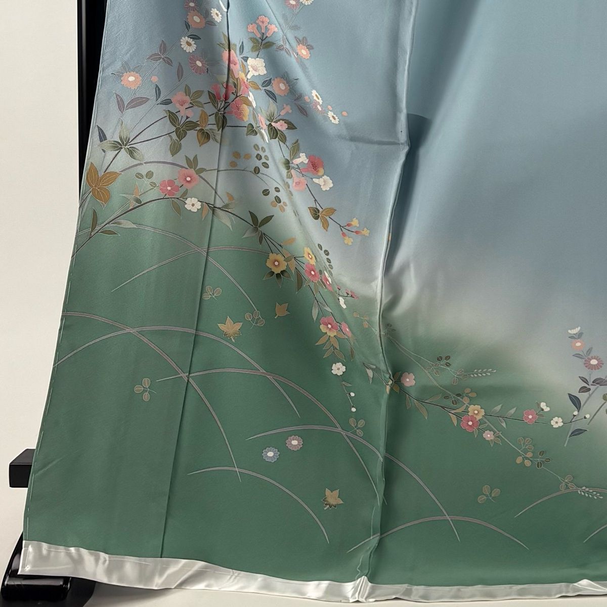 訪問着 身丈177 cm 裄丈69.5 未仕立て 仮絵羽 落款 枝花 ぼかし 染め分け 水色 正絹 秀品