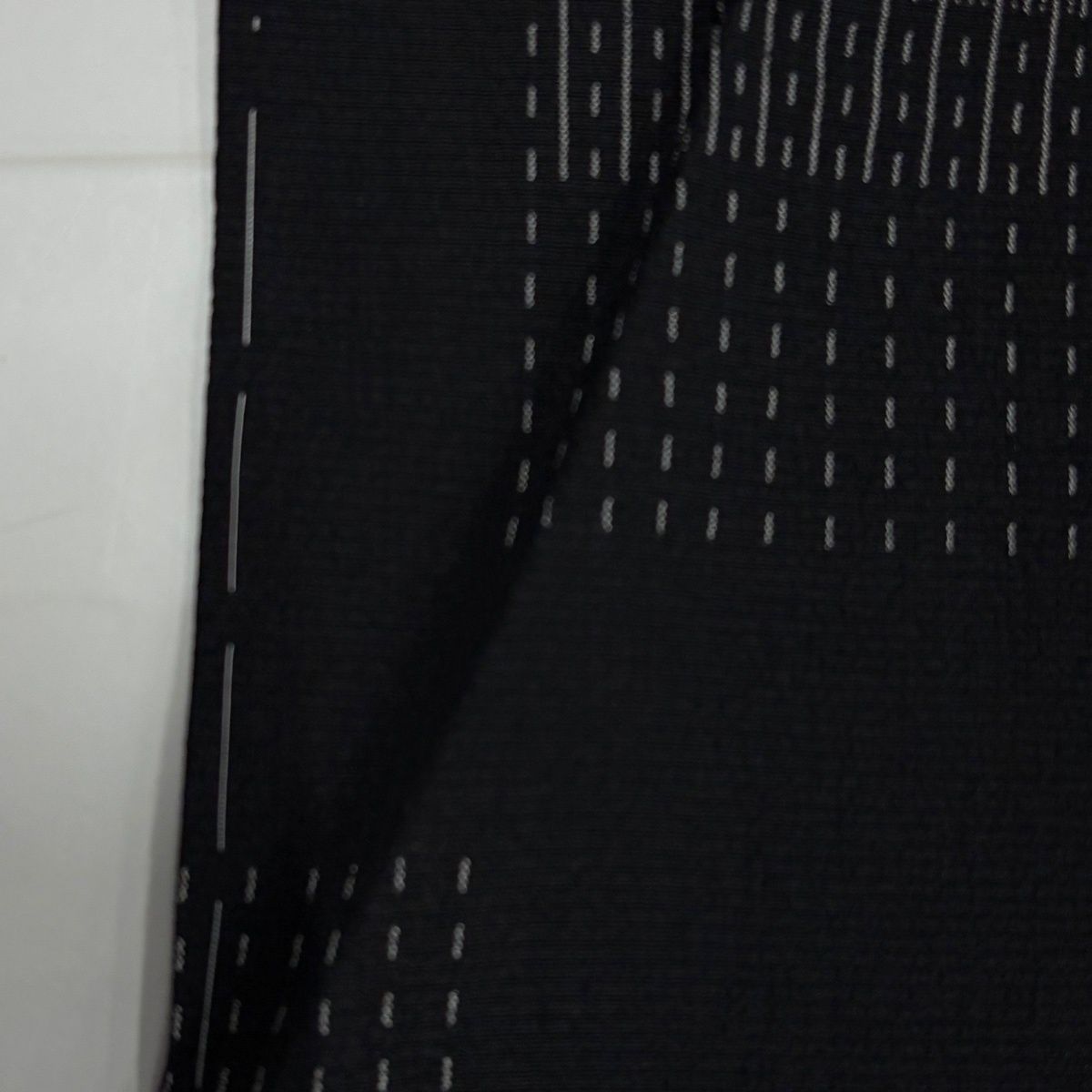  紬 身丈159.5 cm 裄丈66.5 M 袷 やまと 縦縞 幾何学模様 黒 正絹 紬 着物