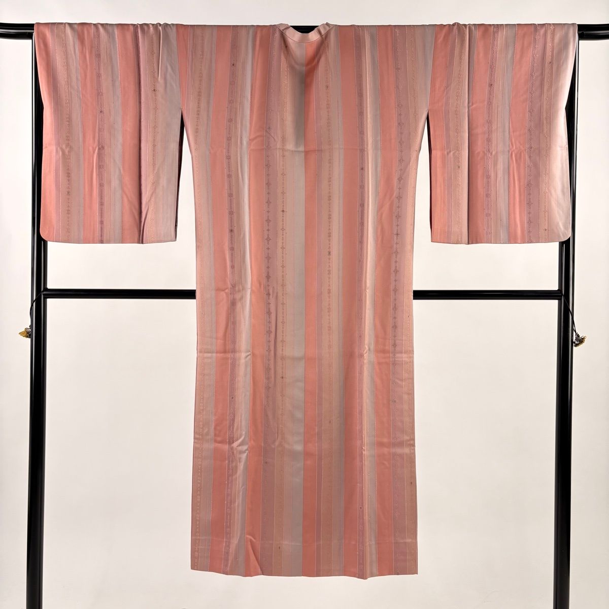道行 身丈133.5 cm 裄丈67.5 L 和装コート 角衿 縦縞 銀糸 ピンク 正絹