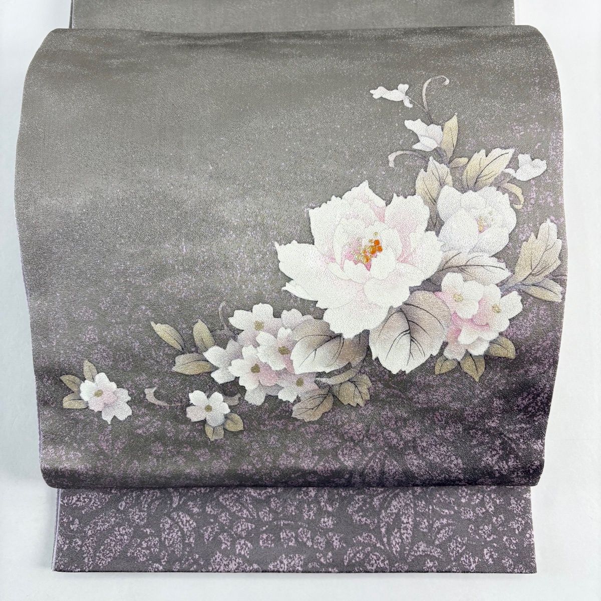 美品】 袋帯 秀品 落款 牡丹 草花 銀通し 金彩 灰紫 お太鼓柄 正絹