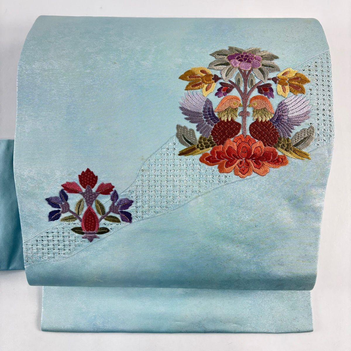 名古屋帯 秀品 向かい鳥 草花 刺繍 金糸 水色 正絹