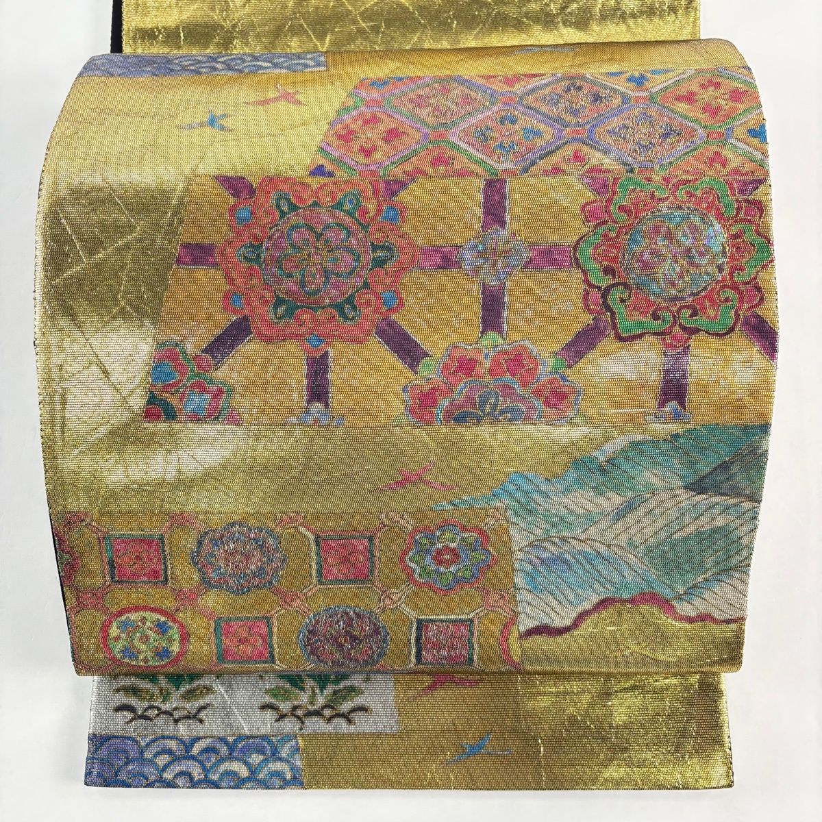 袋帯　『蜀江』　螺鈿　貼絵箔　手織　シルバー系　お太鼓柄　正絹 美品】 袋帯 秀品 手織り 華文 青海波 螺鈿箔 金色 お太鼓柄 正絹