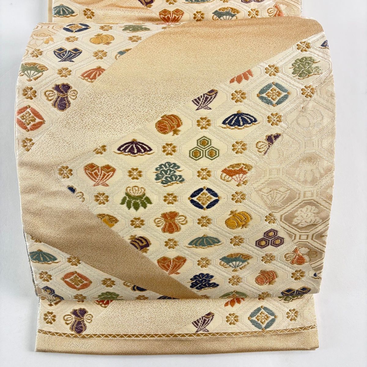 袋帯 秀品 関西仕立て 宝尽くし 松 金糸 箔 ベージュ 六通 正絹