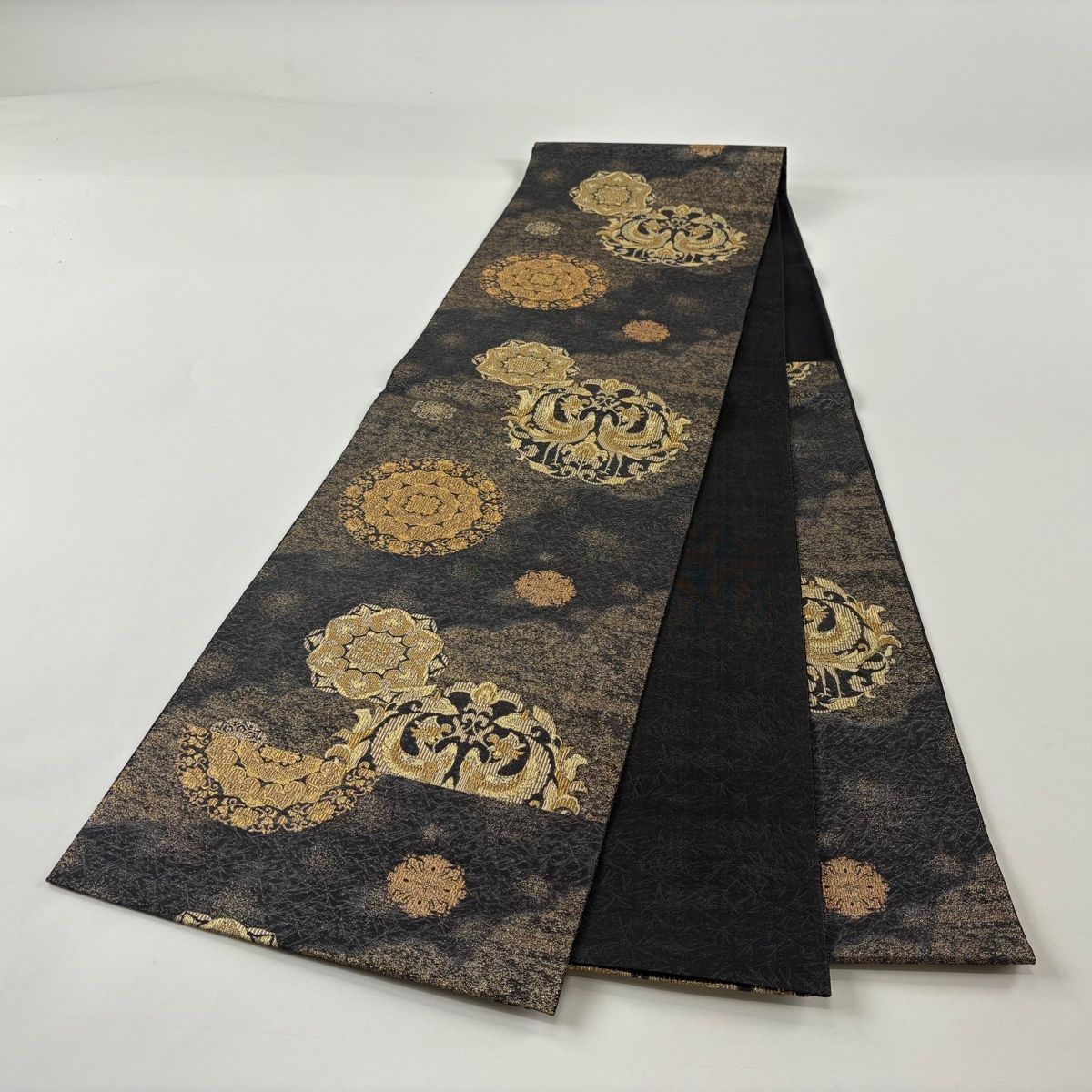 美品】 袋帯 秀品 向かい鳥 華文 箔 墨色 六通 正絹 【中古】 - メルカリ