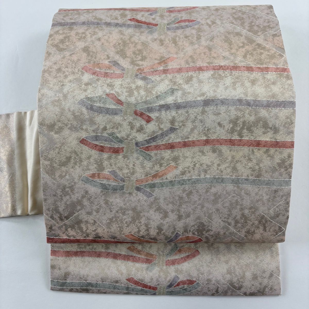 名古屋帯 秀品 落款 紐 幾何学模様 金糸 箔 ベージュ 正絹