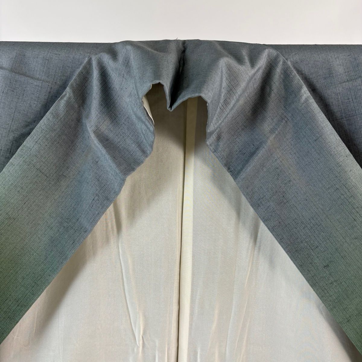  付下げ 身丈160 cm 裄丈64.5 M 袷 結城紬地 はたおり娘 奥順 証紙 段ぼかし柄 灰緑 正絹 一つ紋 訪問着 付け下げ 着物