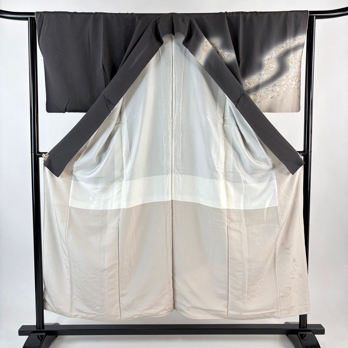  付下げ 身丈153.5 cm 裄丈63.5 S 袷 蒋雪英 落款 梅 吹き寄せ 金銀糸 刺繍 灰茶 正絹 訪問着 付け下げ 着物