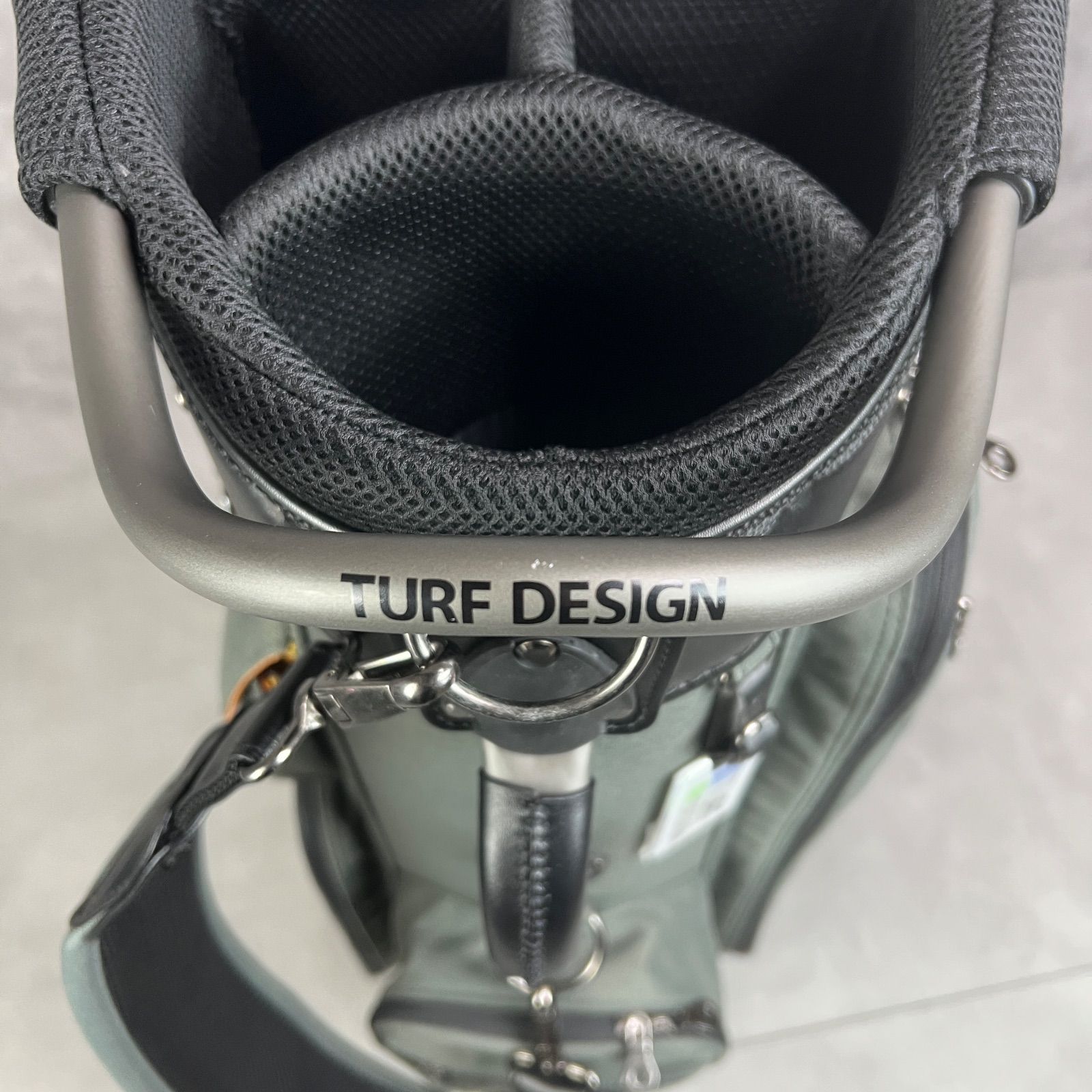  フォローで割引クーポン配布中 TURF DESIGN ターフデザイン キャディバッグ カート式 4輪 ローラー 5分割 ポーチ付き キャスター 25S7121TF00001 ドライバー ゴルフバッグ キャディバッグ ゴルフ