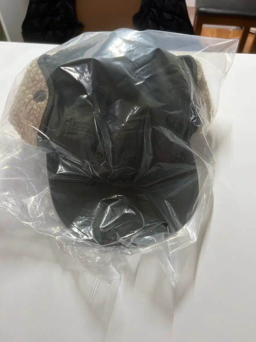 タートルネック スケート フラップキャップ アミ グリーン シェルパ キャップ