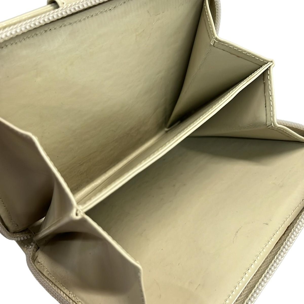 ベージュ ラウンドファスナー