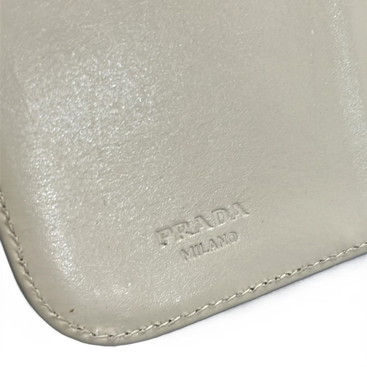 PRADA(プラダ) 2つ折り財布 - ベージュ ラウンドファスナー レザー