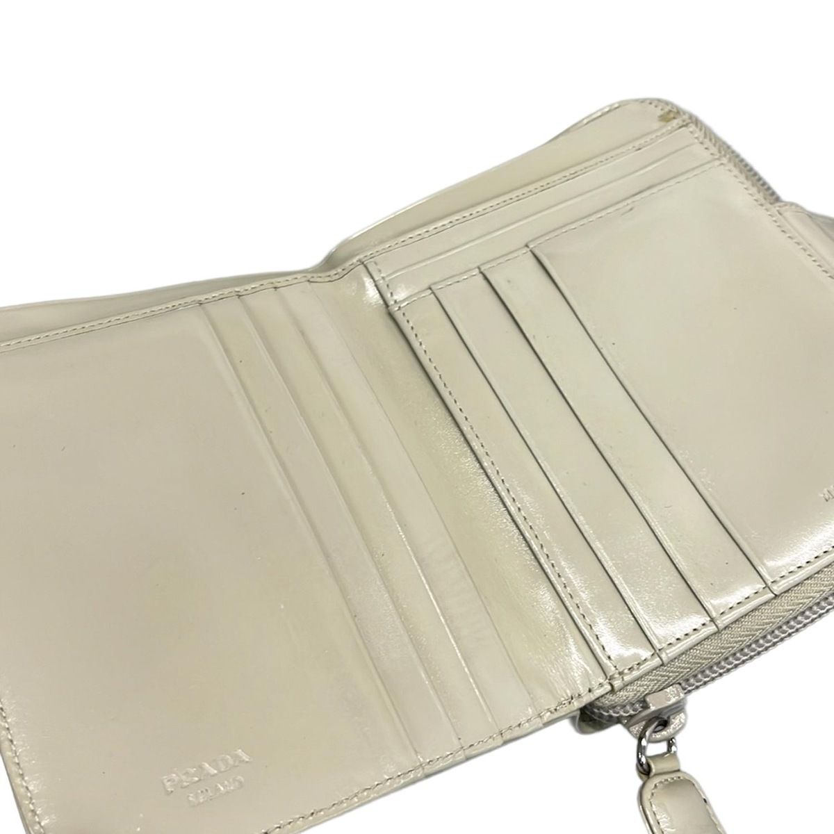 PRADA(プラダ) 2つ折り財布 - ベージュ ラウンドファスナー レザー