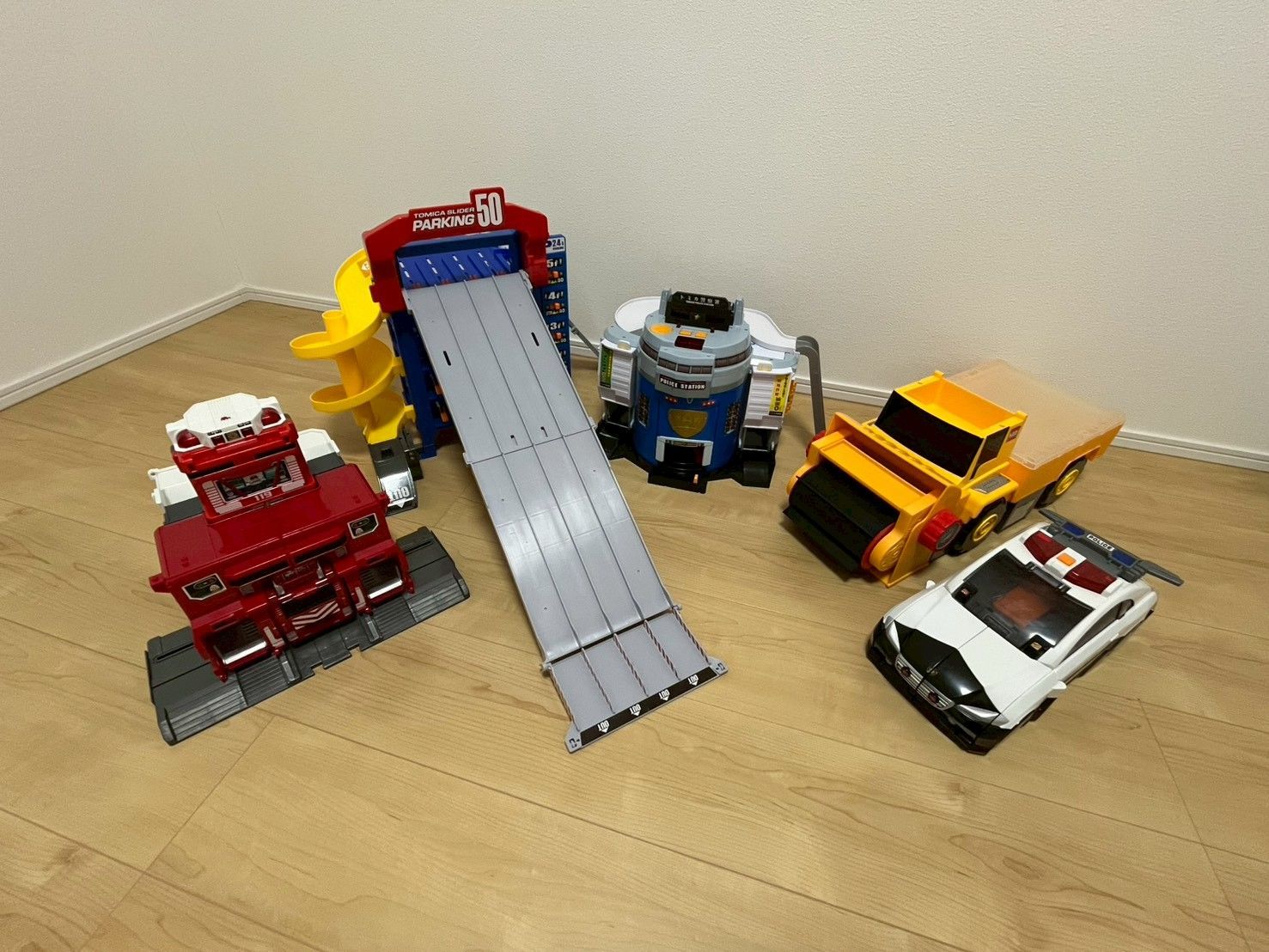 トミカ ファイヤーステーション スライダーパーキング ポリスステーション デカパトロールカー おかたづけローダー