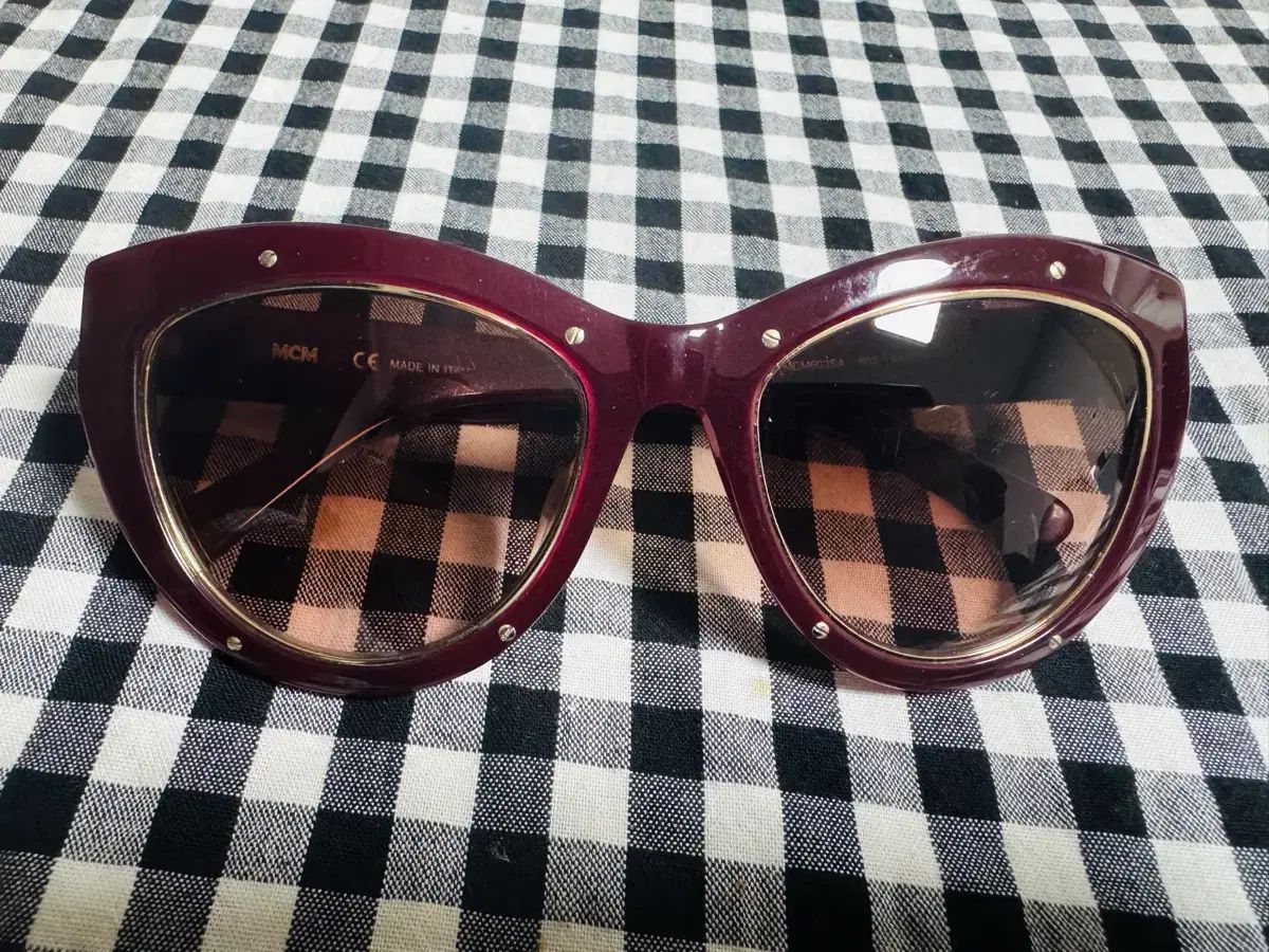  MCM サングラス 保証書含む レッドフレーム サングラス 小物