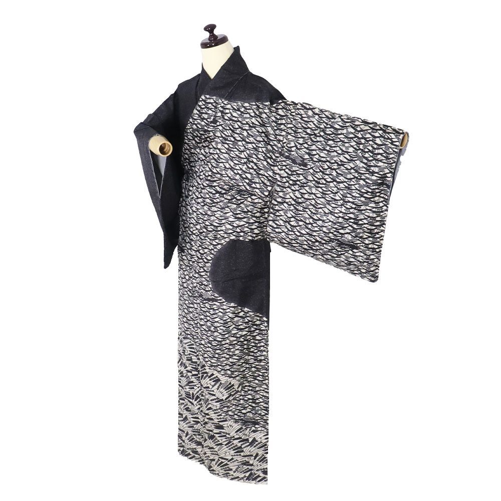 二代目　川村久太郎　古典文様 染め大島紬　未使用しつけ糸付き 上品ベージュ　三松 川村久太郎 染大島紬 訪問着 袷 正絹 墨黒 グレー紫 オフホワイト 黒