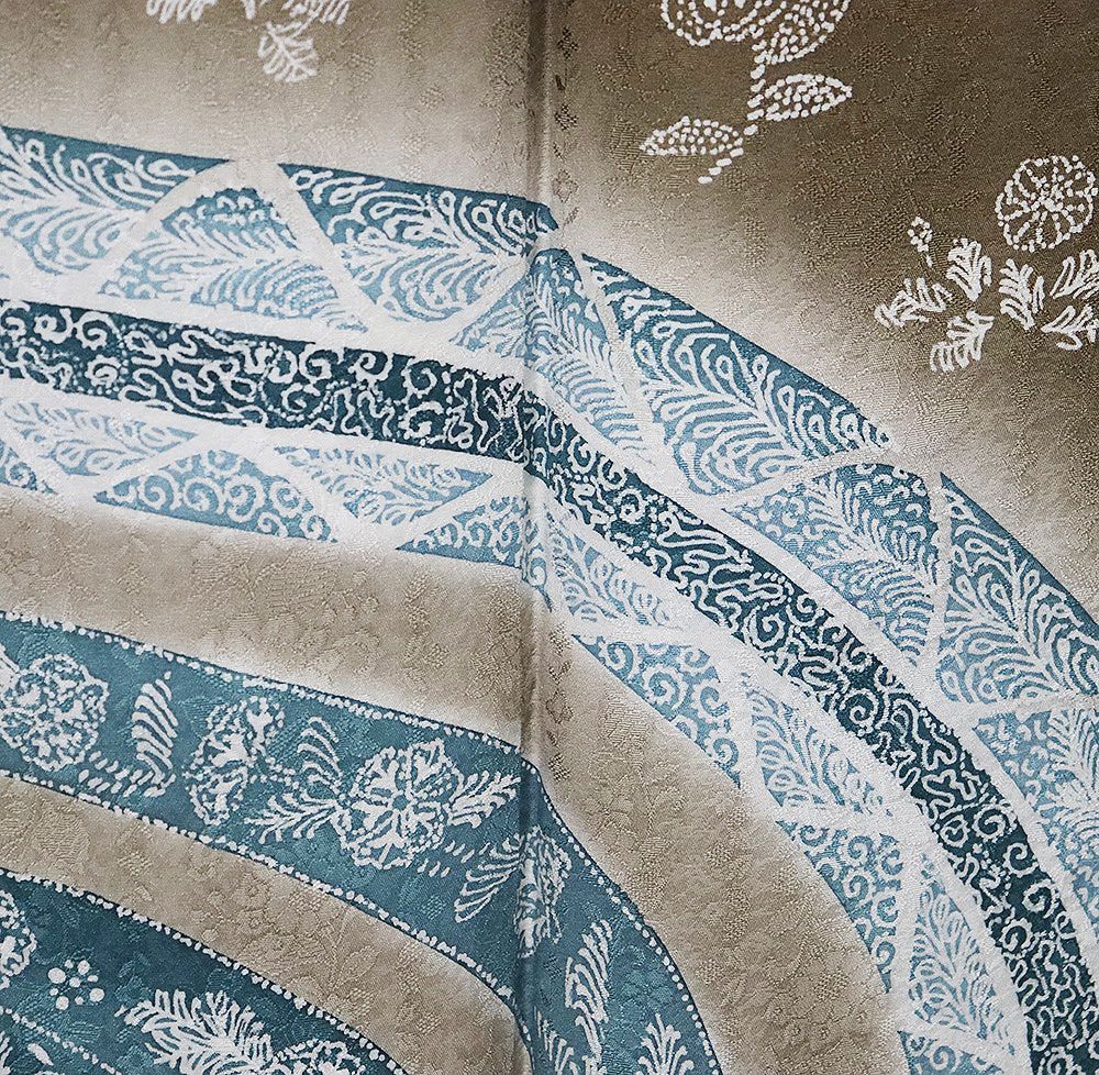 エメラルドグリーン