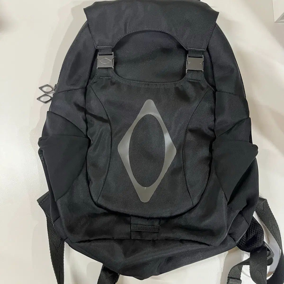 ミスチーフ バックル フラップ バックパック ブラック