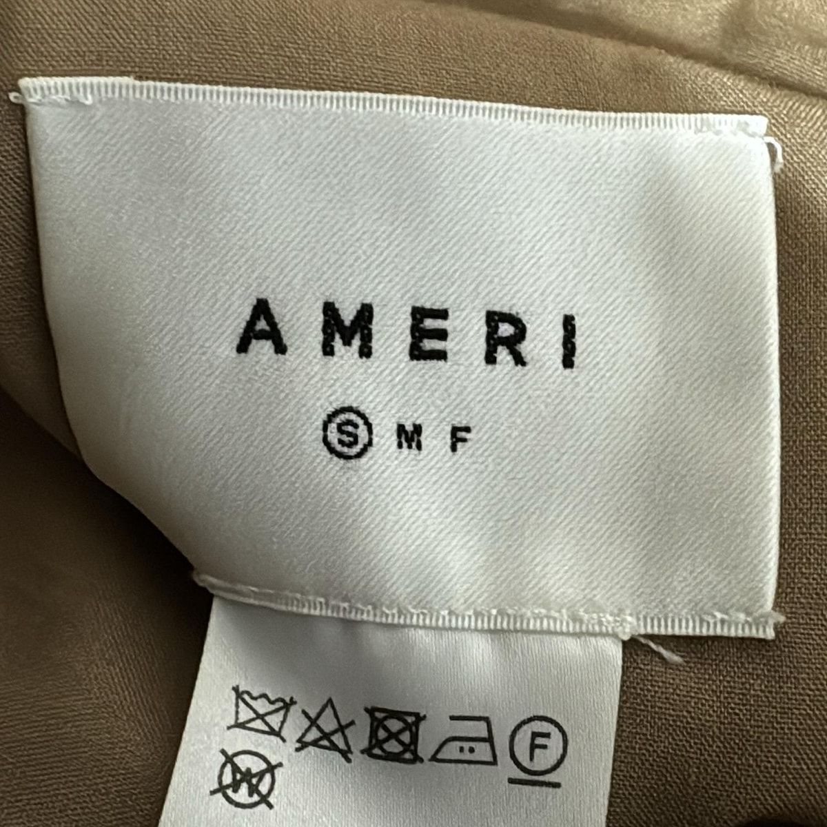 ベージュ ノースリーブ