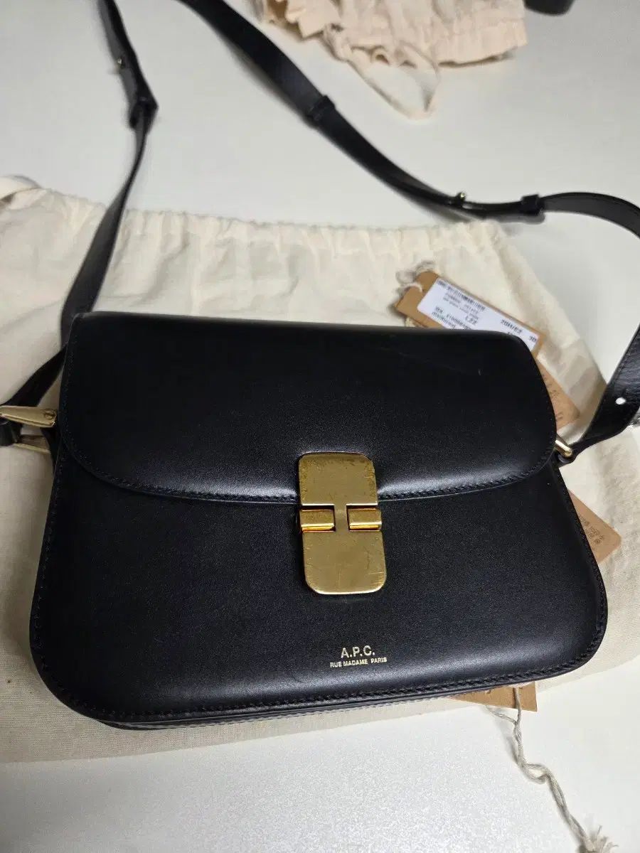 A.P.C. グレイス スモール ブラック ショルダーバッグ