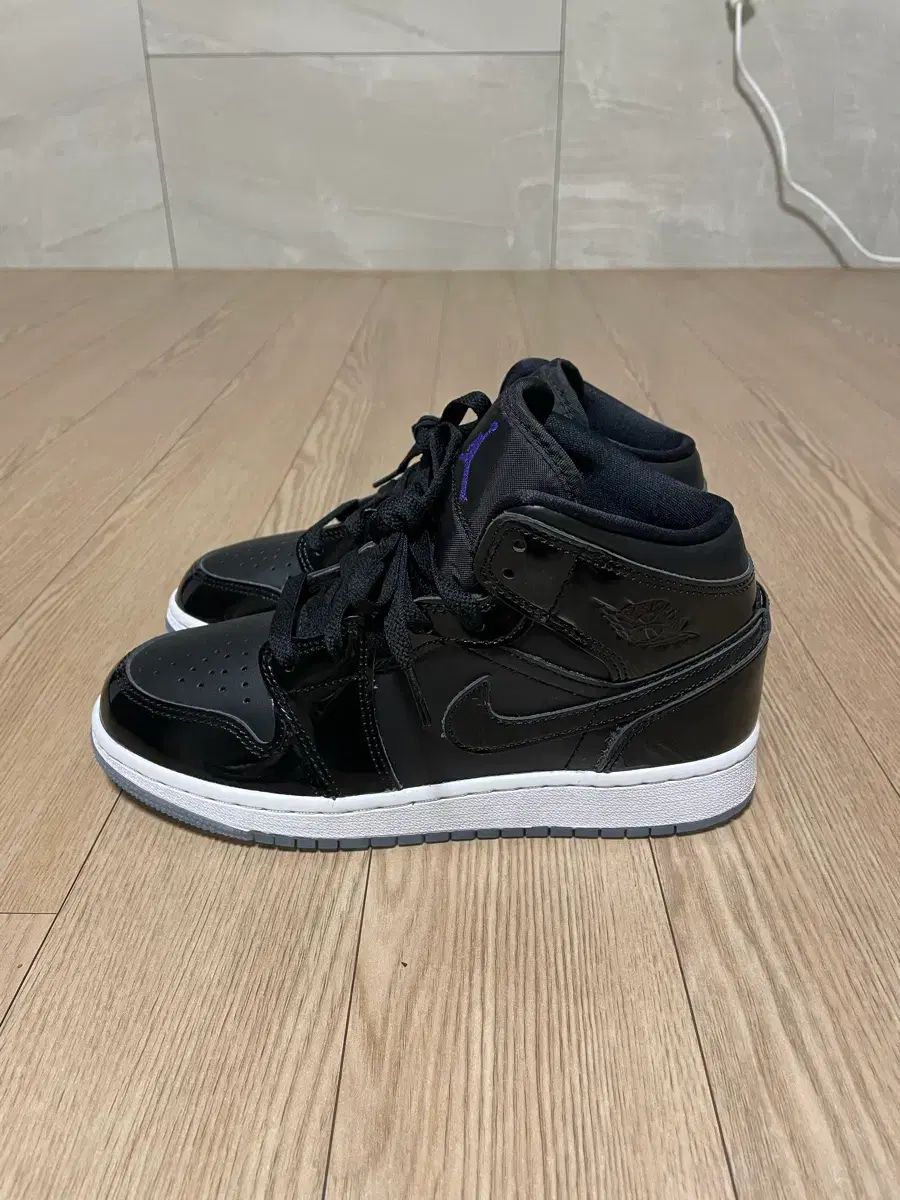 NIKE ナイキ エア ジョーダン 1 ミッド ブラック 230 mm