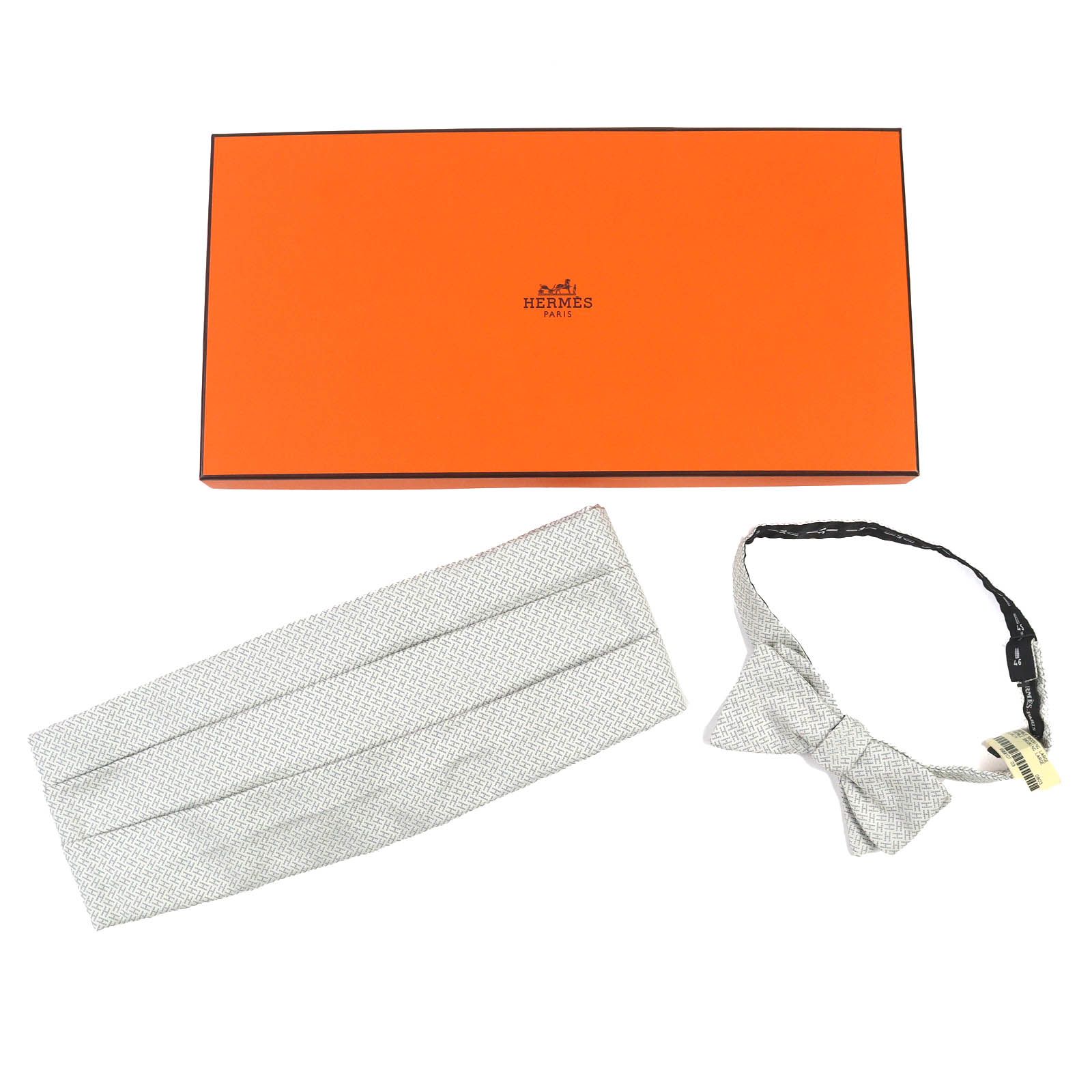 HERMES エルメス シルク100％ ゴールド金具 Hモチーフ カマーバンド 蝶ネクタイ アンサンブル ２点セット ライトグレー フランス製 メンズ