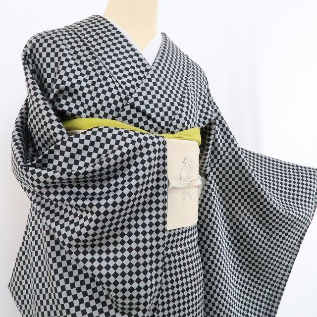 新品 斉藤三才 落款 ダイヤ柄 着物“モノトーンの誘惑”仕付糸付 小紋 4852 ❁tomihisa❁新品 斉藤三才 落款 ダイヤ柄 着物“モノトーンの誘惑…あり