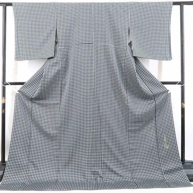 新品 斉藤三才 落款 ダイヤ柄 着物“モノトーンの誘惑”仕付糸付 小紋 4852 ❁tomihisa❁新品 斉藤三才 落款 ダイヤ柄 着物“モノトーンの誘惑…あり