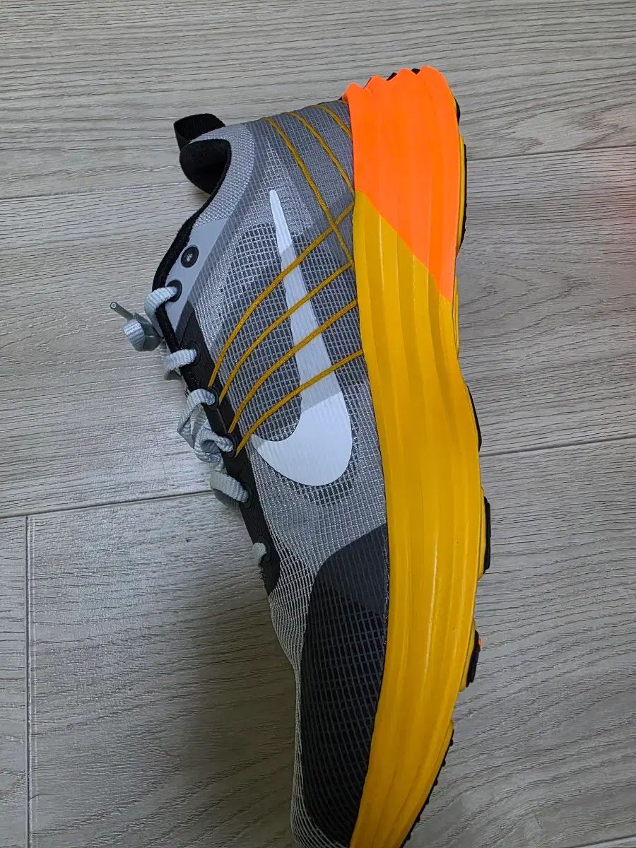 NIKE ナイキ スニーカー ランニングシューズ グレー イェロー